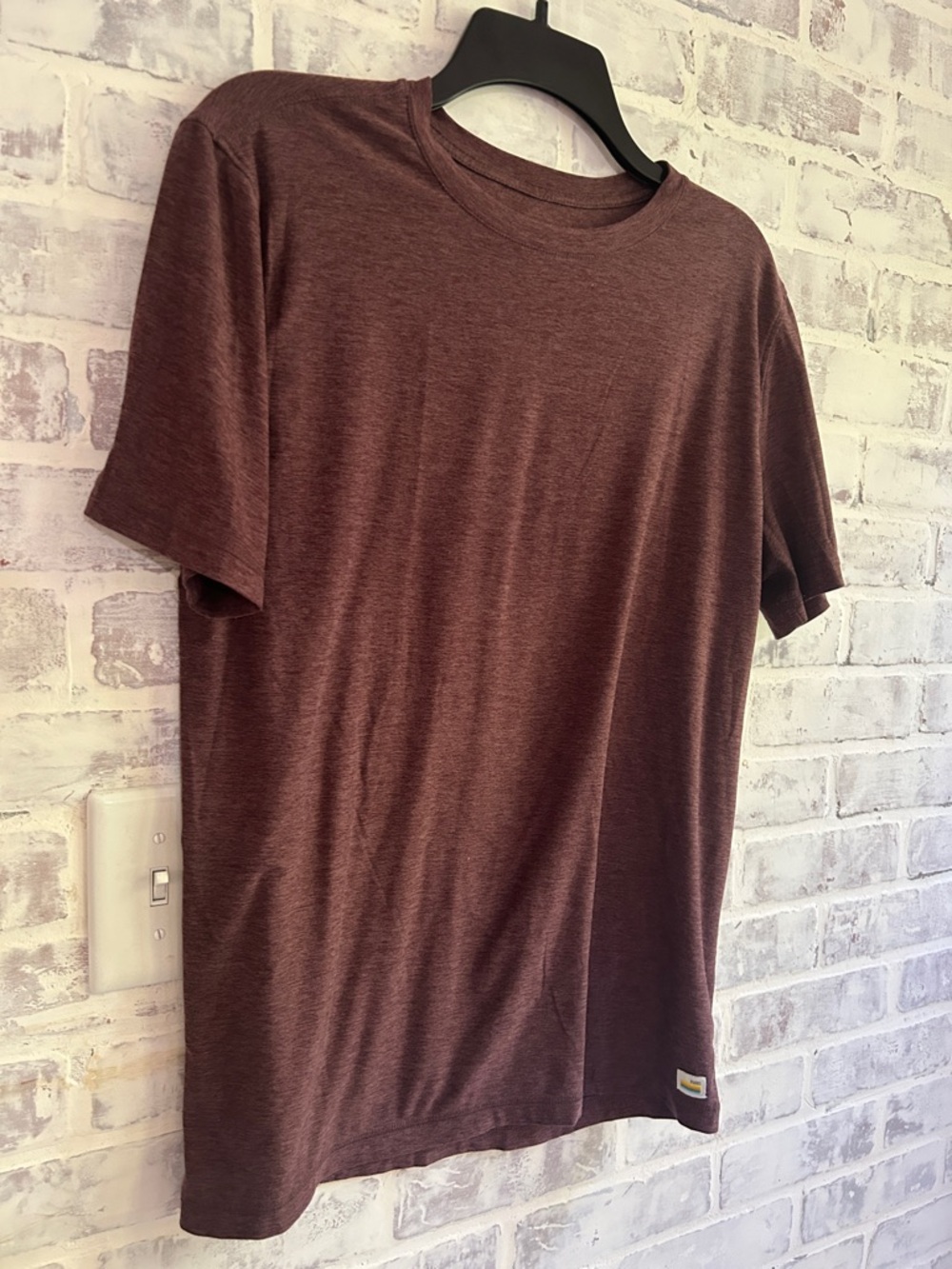 Vuori Men’s Size Medium Heathered Maroon Short Sleeve Tee Shirt Performance Gym - Picture 2 of 6